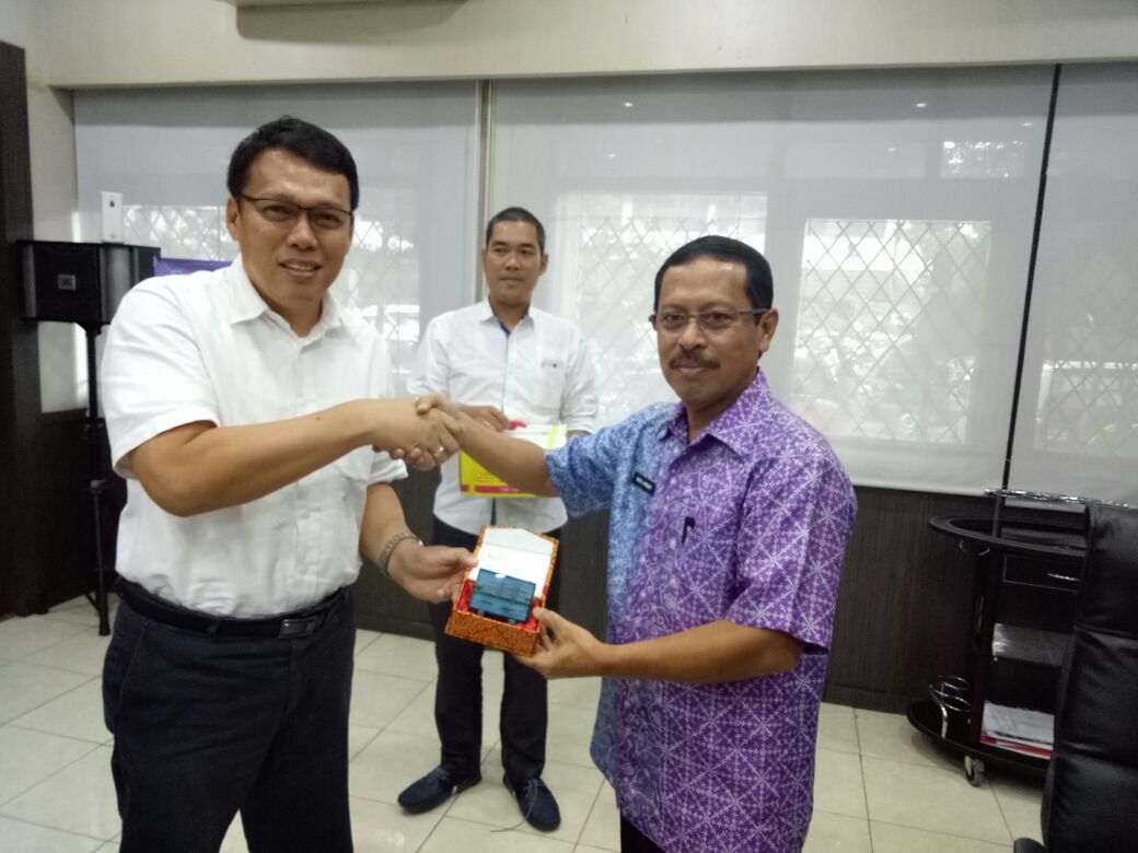 Kadis PU Makassar Tukar Cinderamata Delegasi Pemkot Palembang