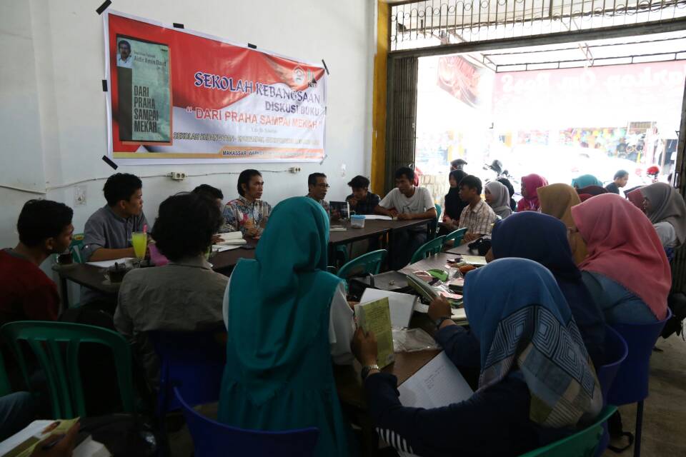 Dapat Hadiah Buku, Ketua KER : Buku Ini Bacaan Wajib Anggota