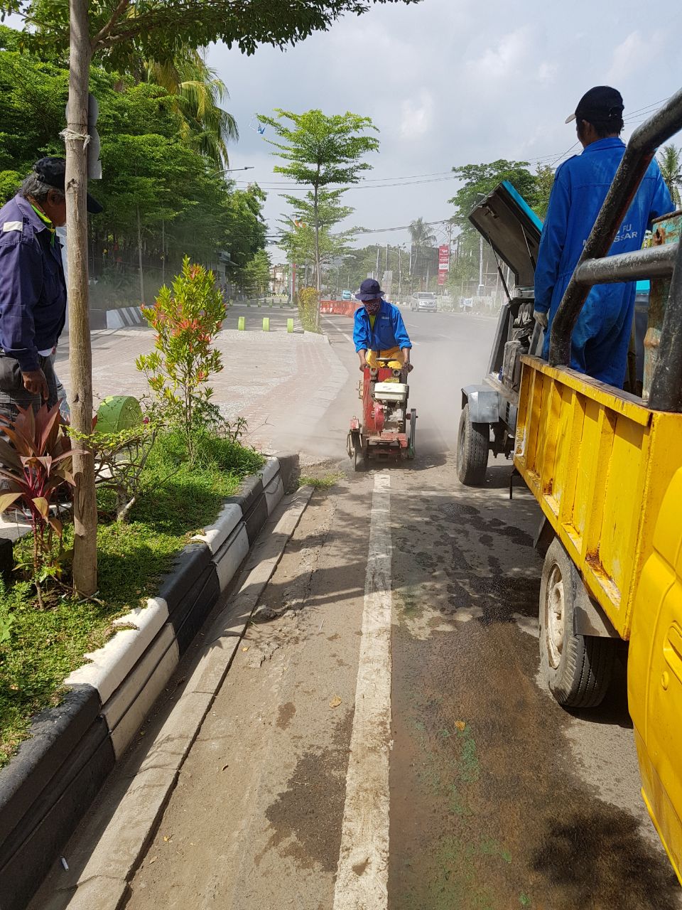 Tim Sapu Lubang Dinas PU Makassar Benahi Jalan Berlobang