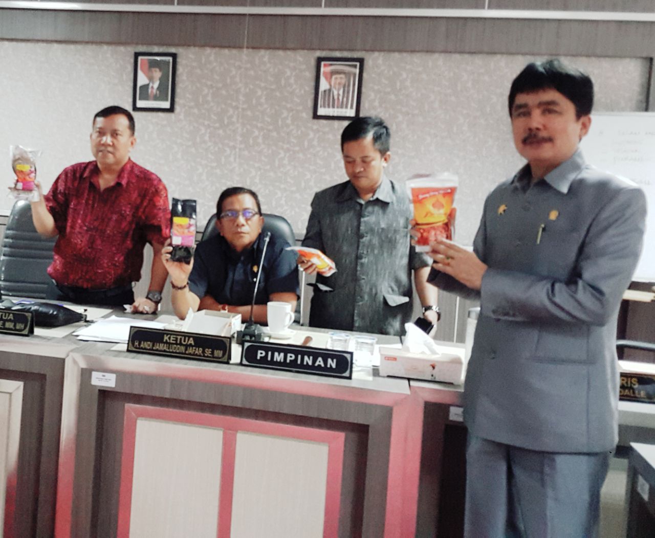 Rusdin Tabi Promosi dan Bagi-bagi Bawang Goreng di Komisi B