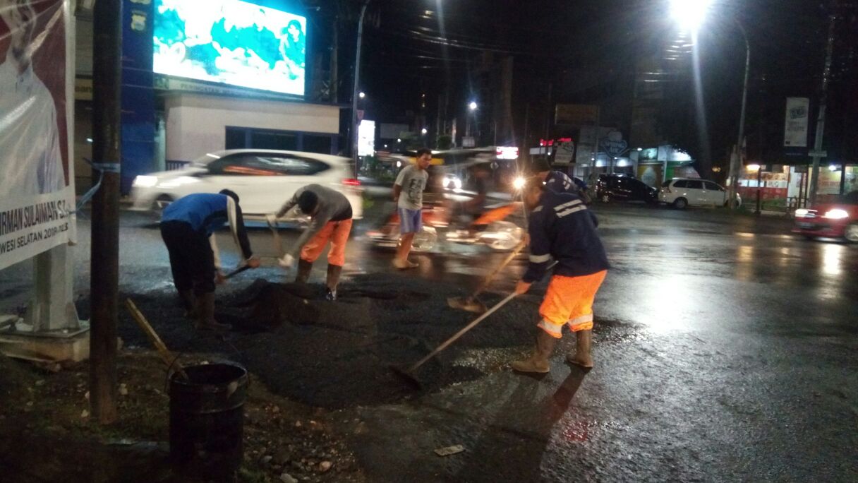 Ada Yang “Poles” Aspal Malam Hari, Siapa Dia..!