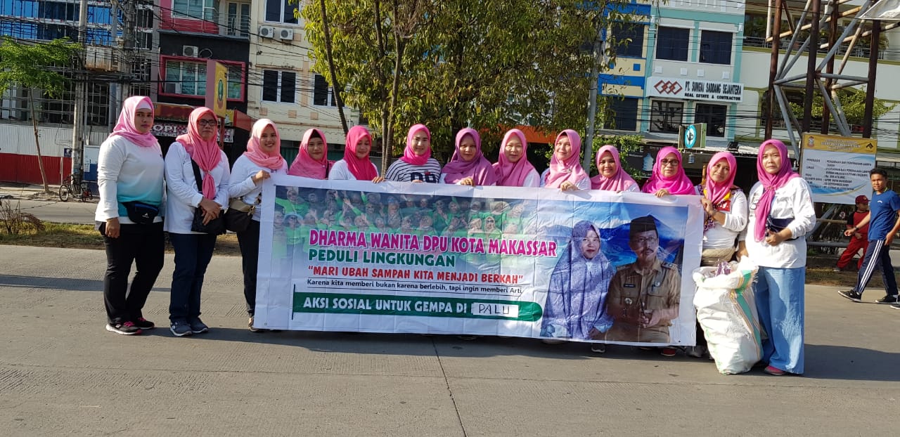 Dharma Wanita PU Makassar Donasi Palu di Car Free Day