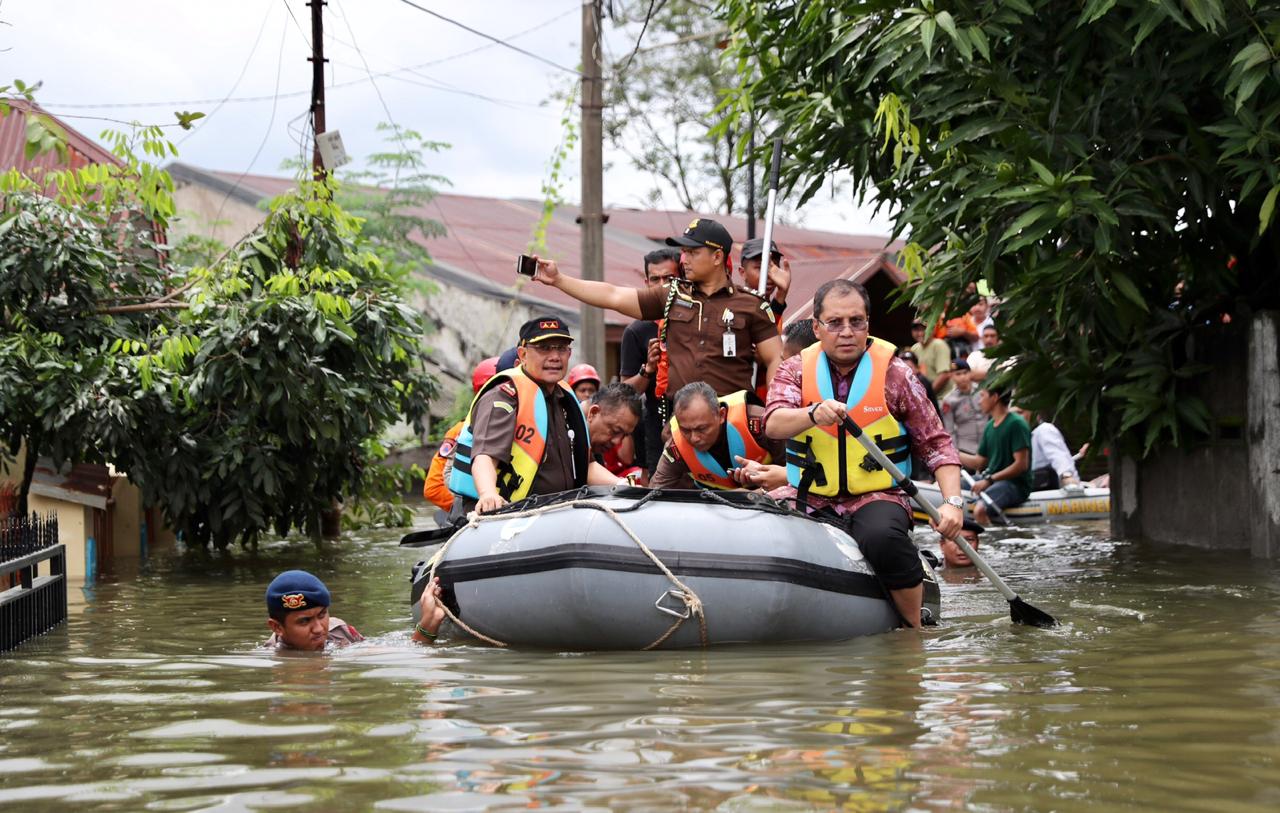 Danny Intensif Kunjungi Lokasi-Lokasi Banjir di Makassar