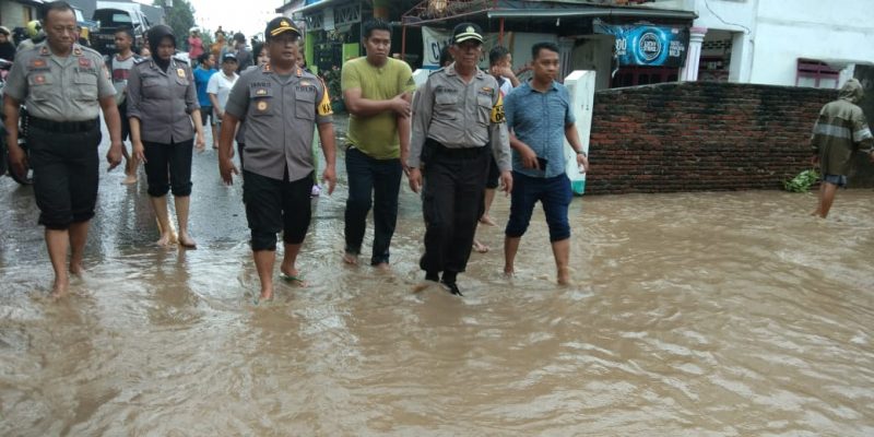 Kapolres Selayar Pantau dan Bantu Warga di Lokasi Banjir