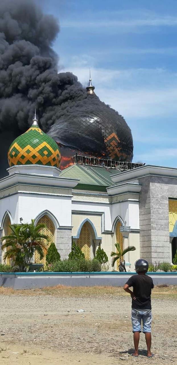 Kubah Masjid Agung Belopa Terbakar