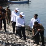 Danny Pungut Sampah pada Kerja Bakti dan Baksos HPSN Kejati Sulsel