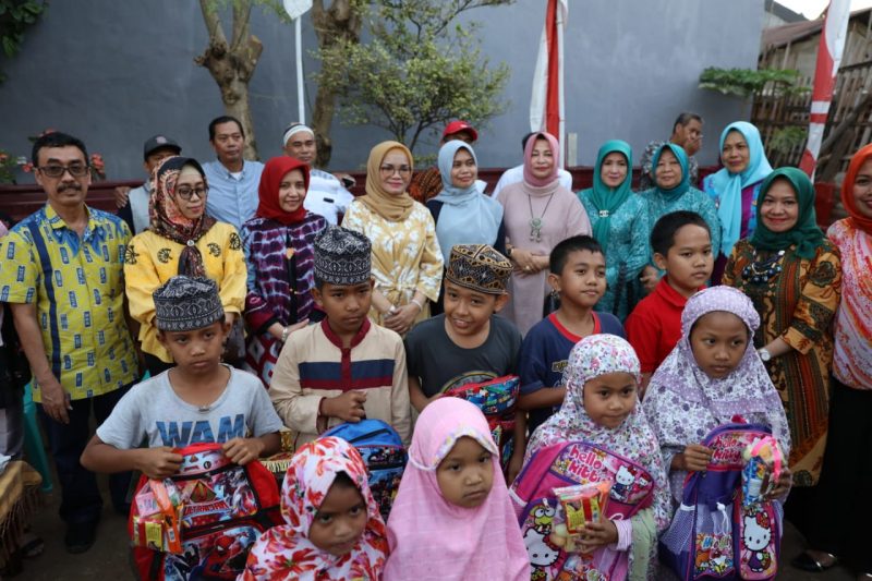 Liestiaty Nurdin dan Murni Iqbal Salurkan Bantuan Alat Sekolah dari PT Energi Sengkang