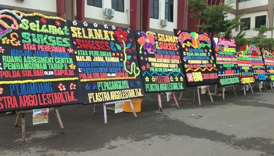 Karangan Bunga Selamat Sambut Kapolri di Sulbar