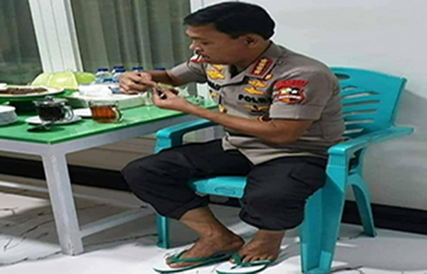 Bersahaja, Penampakan Kapolri Idham Azis dengan Sandal Jepit dan Kue Lapis