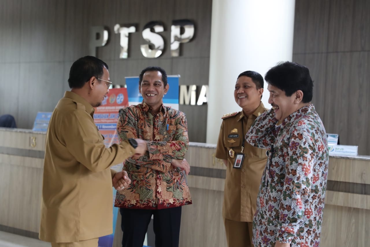 Komisioner KPK Tinjau Sistem DPMPTSP Makassar