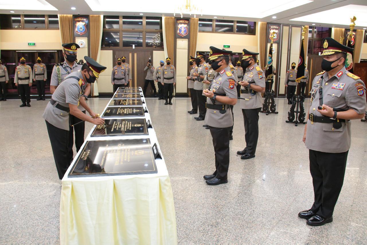 Teken Prasasti Kenaikan Tipe A Polda Sulbar, Kapolri dan Jajarannya Kenakan Masker Cegah Corona