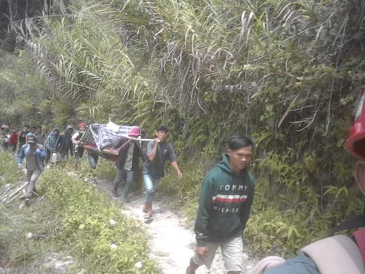 Miris, Untuk Berobat Mariana Harus Ditandu Melalui Jalan Terjal dan Mendaki