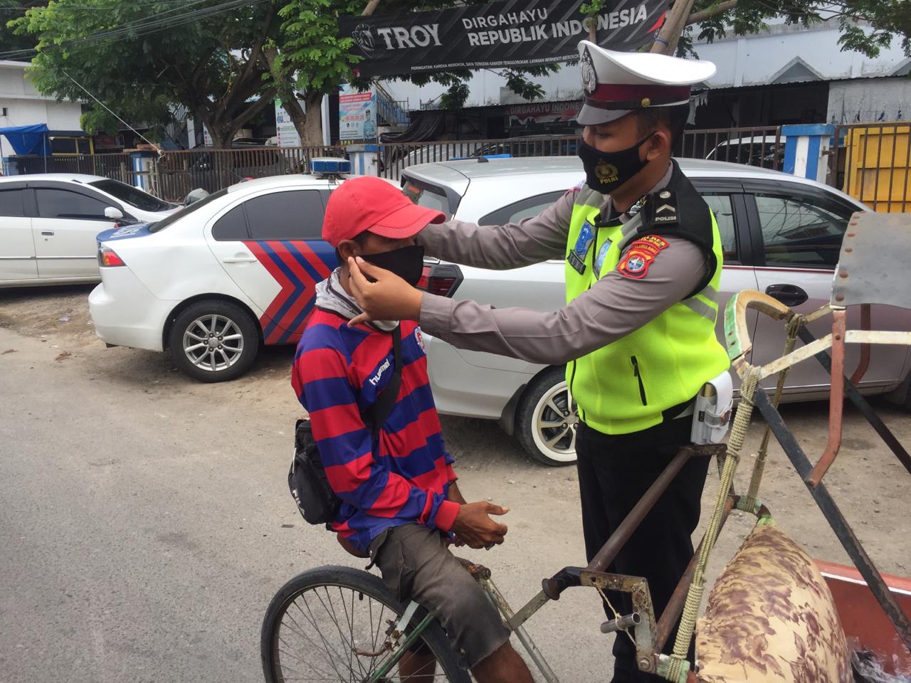 Operasi Zebra, Kasat Lantas Polres Majene Bagikan Masker Gratis