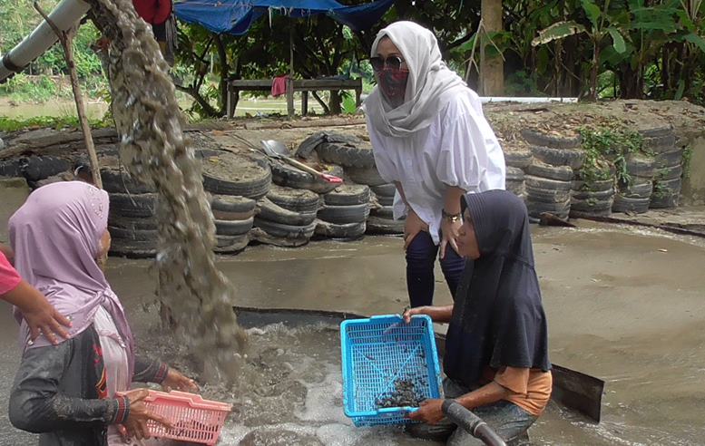 Nurnazila Beri Bantuan kepada Warga yang Terdampak Covid-19