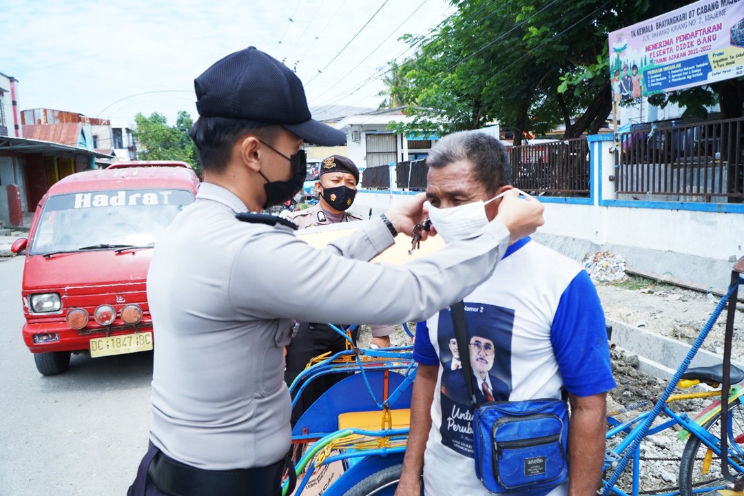 Tingkatkan Kesadaran Prokes, Polres Majene Bagi-bagi Masker