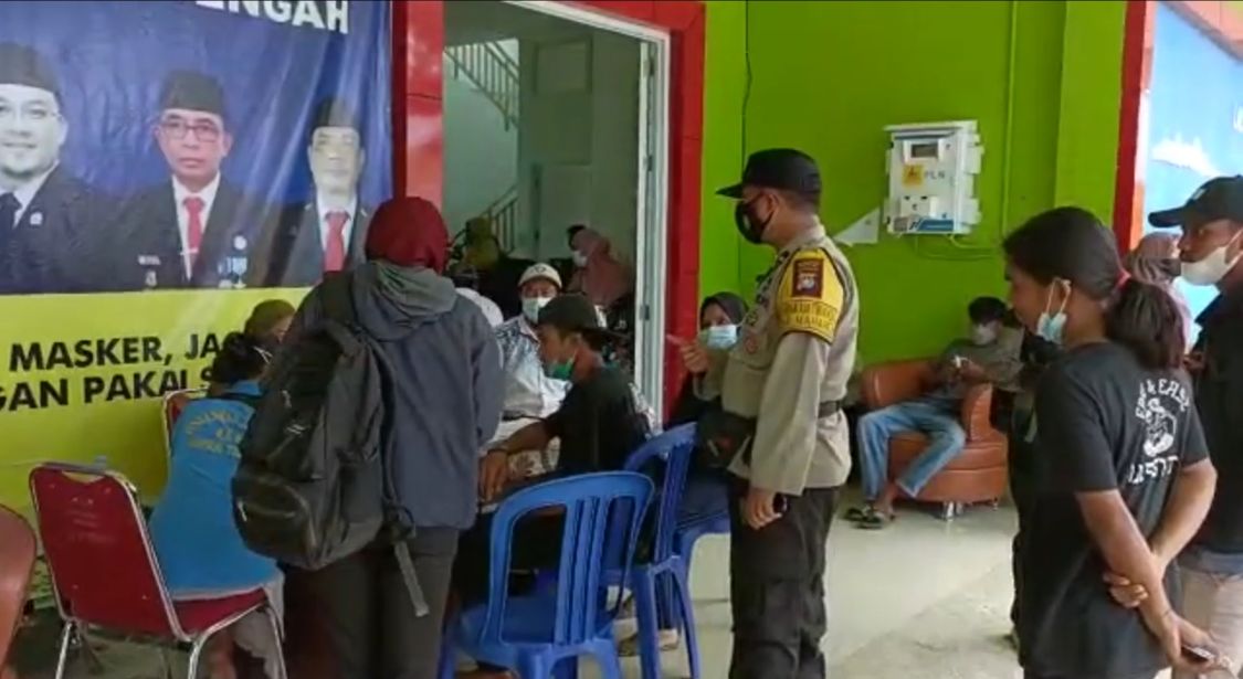 Polres Mamuju Tengah Kolaborasi Puskesmas Tobadak ajak Warga Vaksinasi Door to Door