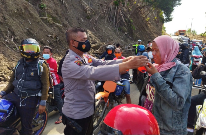 Taat Prokes, Polres Majene Berbagi Masker di Lokasi Longsor