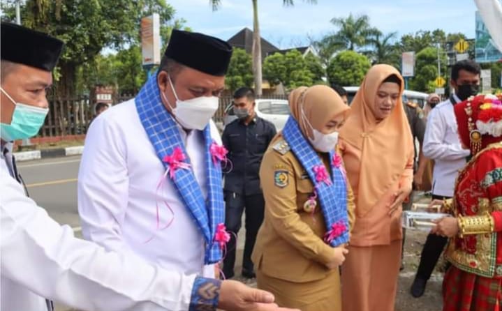 Resmikan Kantor Baru Kemenag Mamuju, Bupati Harap Penyuluh Agama Sukseskan Program Vaksinasi