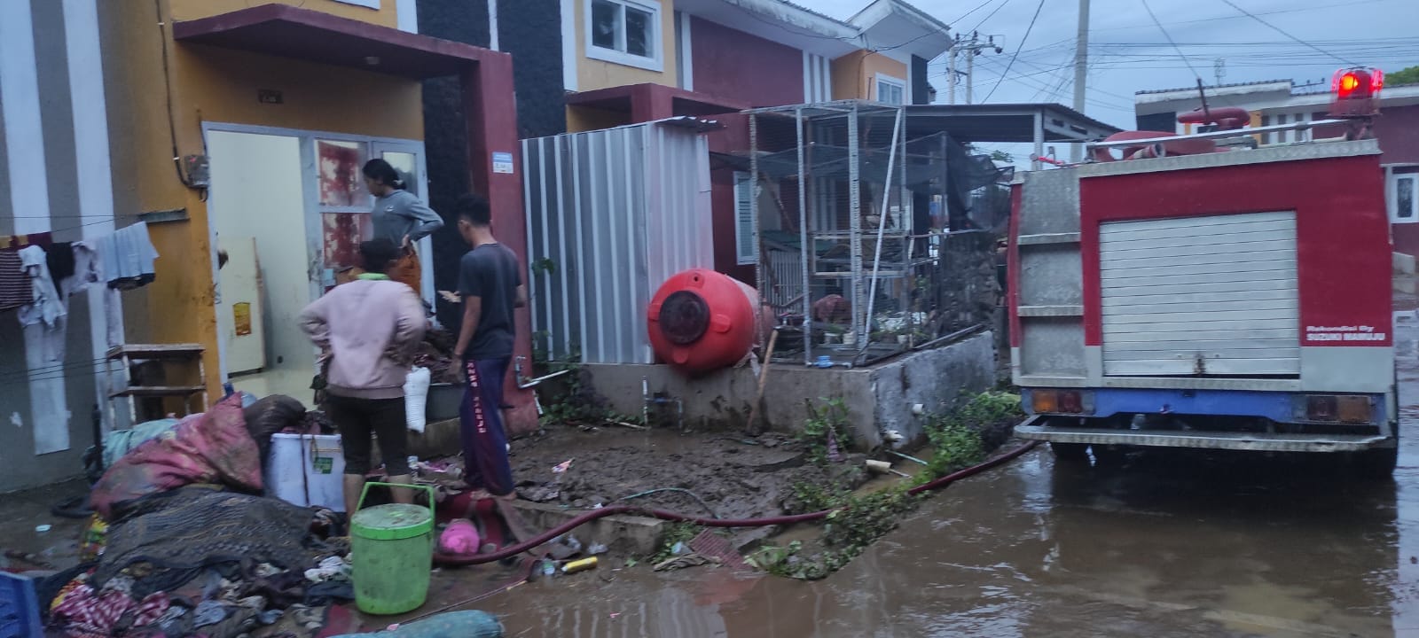 Damkar Mamuju Terjunkan Armada Bantu Warga Terdampak Banjir