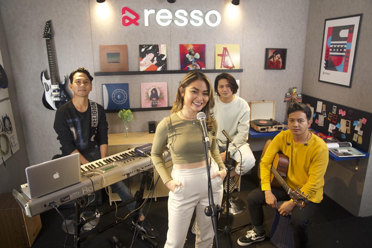 Lima Musisi Muda Berbakat Hangatkan Resso Studio Live dengan Lagu Andalan Versi Akustik