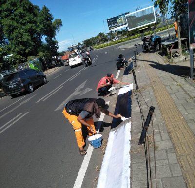 Satgas Jalan Dinas PU Makassar Lakukan Pengecatan Trotoar