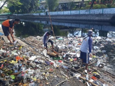 Satgas Drainase Bersihkan Kanal, Kadis PU Makassar Himbau Masyarakat Tidak Buang Sampah di Kanal