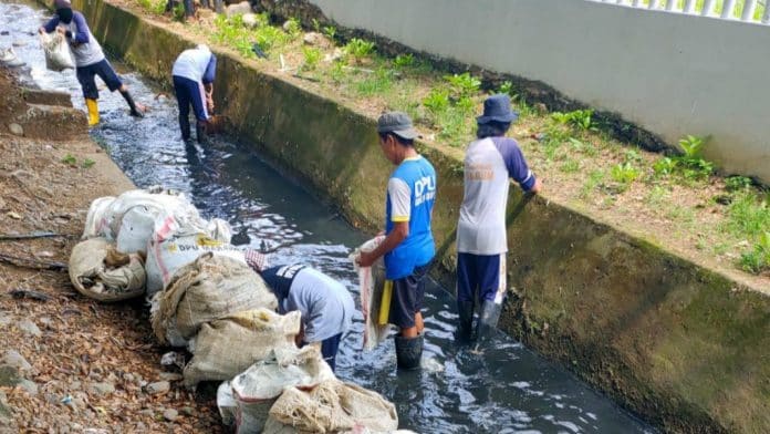 Antisipasi Banjir Musim Penghujan, Satgas Drainase Dinas PU Makassar Masifkan Pengerukan