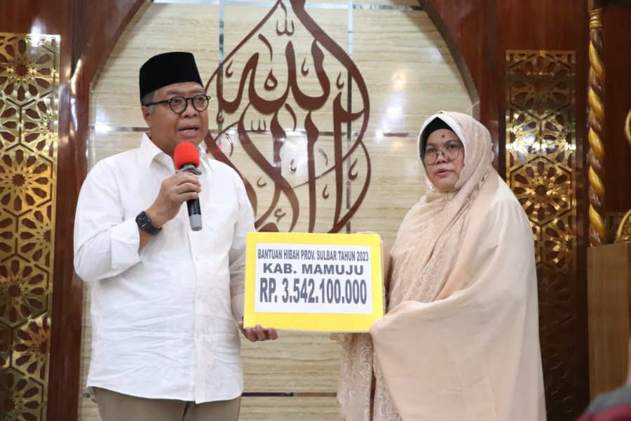 Safari Ramadhan Pemprov Sulbar Serahkan Bantuan Hibah Rp3,5 Miliar