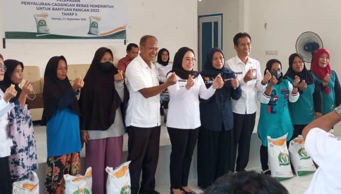 Berhasil Tekan Inflasi, Bupati Mamuju Salurkan 517 Ton Beras dari Badan Pangan Nasional
