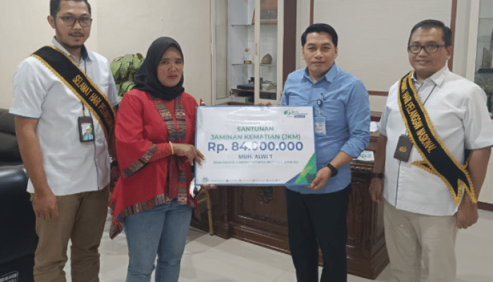 Sambut HARPELNAS 2023, BPJAMSOSTEK Sulawesi Barat Serahkan Santunan Klaim Kematian