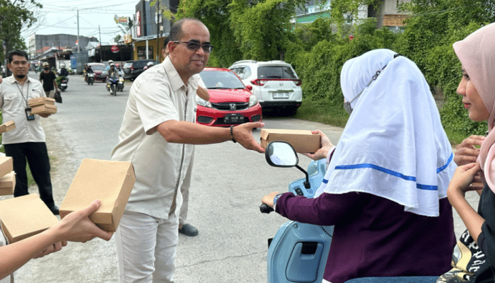 BPJAMSOSTEK Sulawesi Barat Bagikan Takjil ke Pengguna Jalan pada Momen Ramadhan