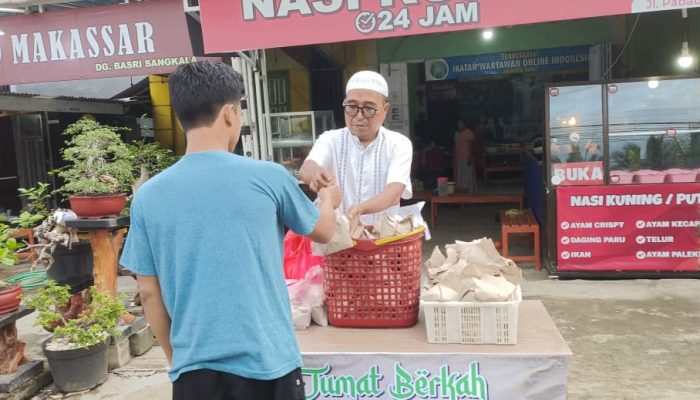 Sedekah Jumat Berkah, Relawan ‘Belajar Berikhlas’ Berbagi Makanan Sarapan Pagi Gratis