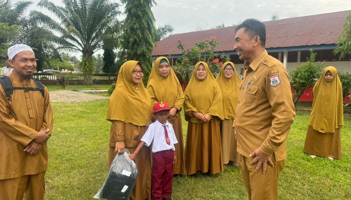 Viral dengan Sendal Jepit ke Sekolah, Kadis Pendidikan Sulbar Serahkan Seragam dan Perlengkapan Sekolah