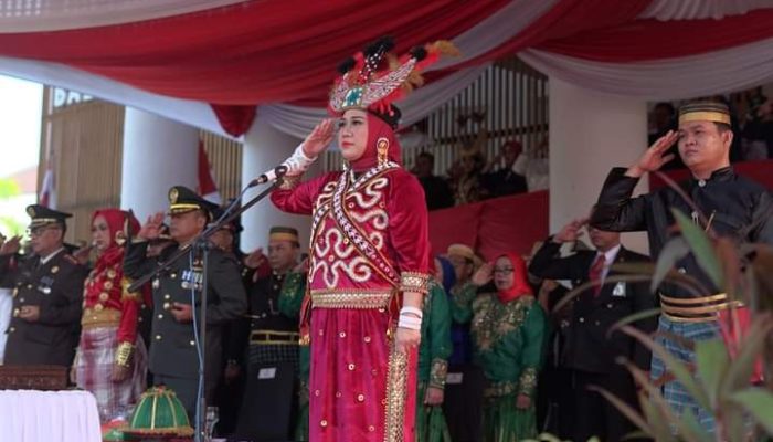 Jadi Irup HUT Kemerdekaan RI, Sutinah Kenakan Pakaian Adat Kalumpang Ini Pesannya