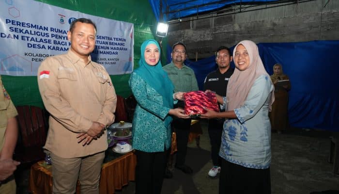 Dekranasda Sulbar Resmikan Rumah Produksi Sentra Tenun Sutra Mandar