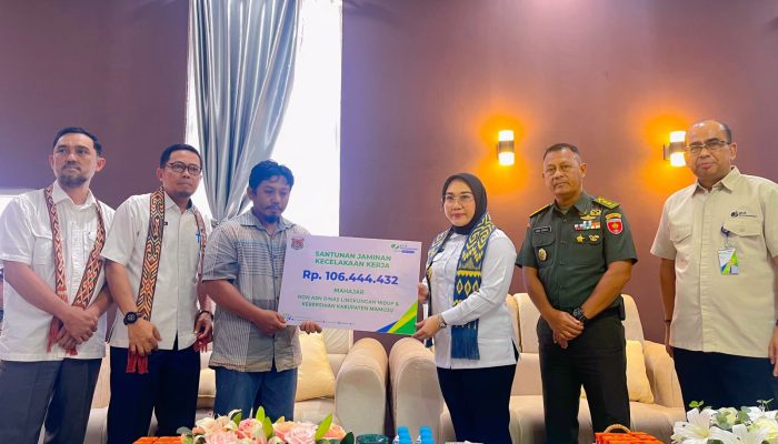 Sutinah Serahkan Santunan BPJS Ketenagakerjaan, Ahli Waris Terharu Kepedulian Pemkab Mamuju