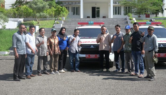 Komitmen Bantu Masyarakat, Sutinah Serahkan 6 Unit Ambulance untuk 6 Desa