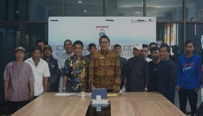 Nelayan Terima Bantuan Mesin dan Alat Tangkap dari DKP Sulbar