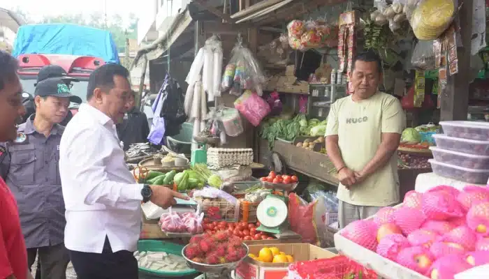 Pastikan Bahan Sayuran Produksi Petani Mamasa, Pj Gubernur Kunjungi Pasar Mamasa