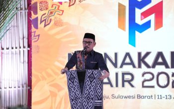 Gubernur Suhardi Duka Hadiahkan Umroh kepada Peserta Pawai Ta’aruf di Mamuju
