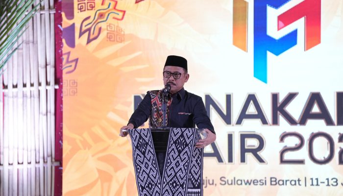 Gubernur Suhardi Duka Hadiahkan Umroh kepada Peserta Pawai Ta’aruf di Mamuju