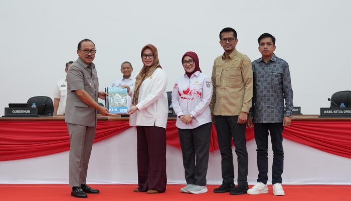 Gubernur Sulbar Serahkan Rancangan KUA PPAS Perubahan 2025 kepada Ketua DPRD Sulbar