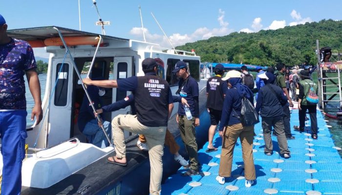 Satpolair Polresta Mamuju Fasilitasi Transportasi KKN UGM Aksi Tanam Mangrove di Pulau Karampuang
