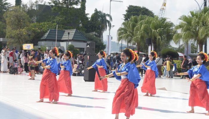 Pesona Baju Adat Mamuju Sulbar Curi Perhatian di Parade Budaya Festival Folklore Samarinda yang Diikuti 6 Negara
