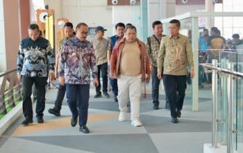 Gubernur Suhardi Duka Jemput Kedatangan Anggota VI BPK RI Fathan Subchi di Bandara