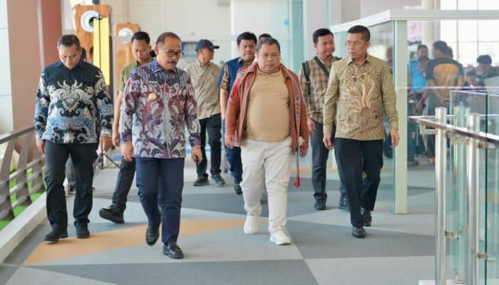 Gubernur Suhardi Duka Jemput Kedatangan Anggota VI BPK RI Fathan Subchi di Bandara