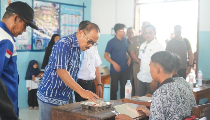 Tinjau MBG di SMAN 1 Kalukku, Gubernur Suhardi Duka Dukung Program Presiden